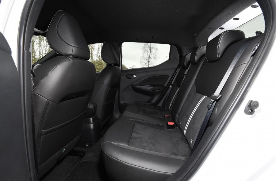 Интерьер Nissan Micra N-Sport (K14) 2019 года  (UK) (фото 4 из 19)